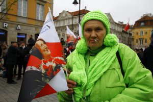 Kobieta w zieleni Krakowskie Przedmieście w czasie miesięcznicy smoleńskiej Anna Musiałówna SKOFOT 2018