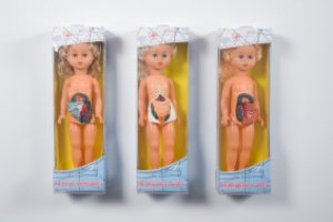 Zbigniew Libera - The doll you love to undress (fot. Wikipedia)
